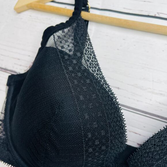Victoria's Secret Black Incredible Plunge Lace Bra - Picture 3 of 16